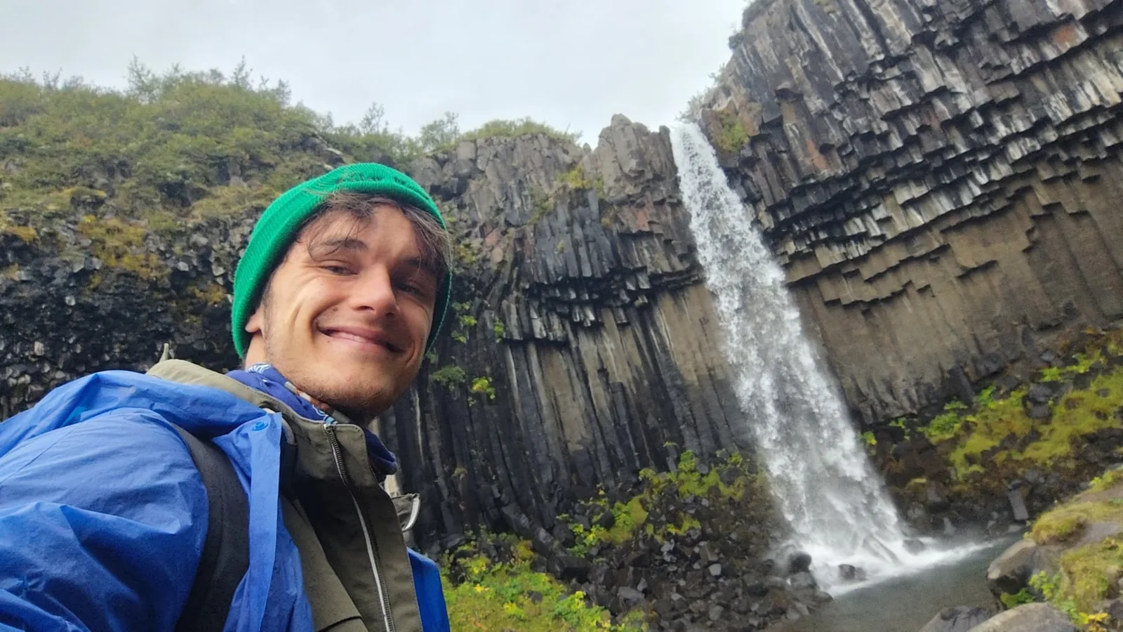 Filip během stopování u islandského vodopádu