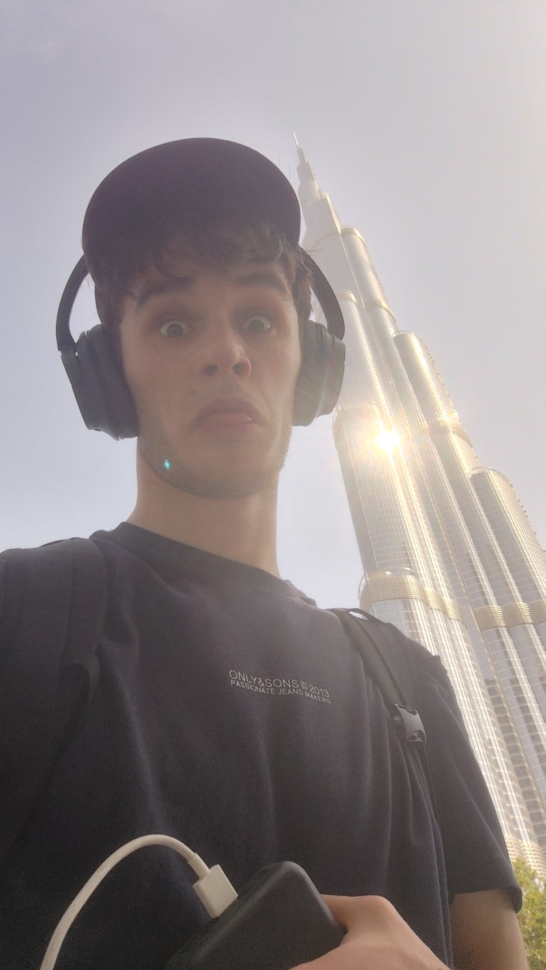 Filip před Burdž Chalífou během jednodenní zastávky v Dubaji