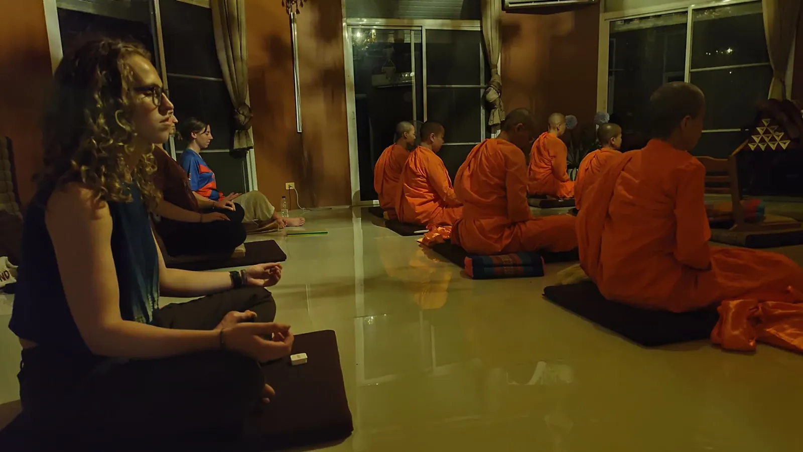 Večerní společná meditace dobrovolníků a mnišek v buddhistickém centru